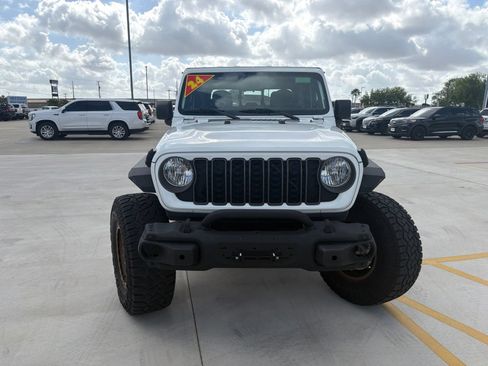 Used 2024 Jeep Gladiator Sport AWD/4WD image 2