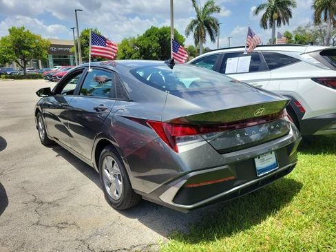 Certified 2024 Hyundai Elantra SE FWD image 3