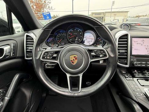 Used 2018 Porsche Cayenne Platinum Edition image 18