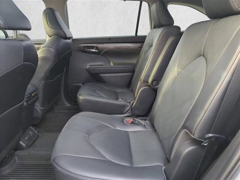 Certified 2022 Toyota Highlander Platinum image 22