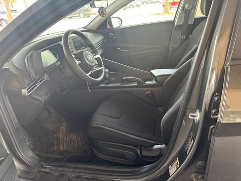Used 2025 Hyundai Elantra SE FWD image 8