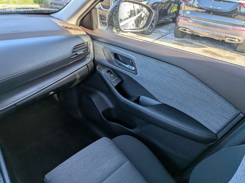 Used 2023 Nissan Rogue SV AWD/4WD image 18