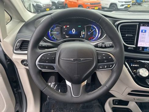 Used 2023 Chrysler Pacifica Touring-L image 21