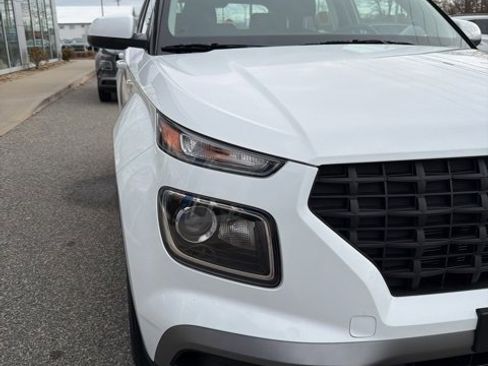 Certified 2025 Hyundai Venue SE image 3