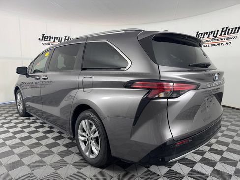 Used 2021 Toyota Sienna Limited FWD image 9