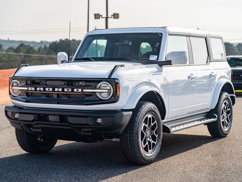 New 2025 Ford Bronco Outer Banks image 2