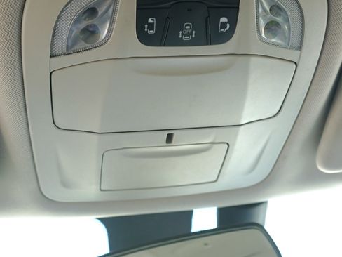 Used 2018 Chrysler Pacifica Touring-L FWD image 19