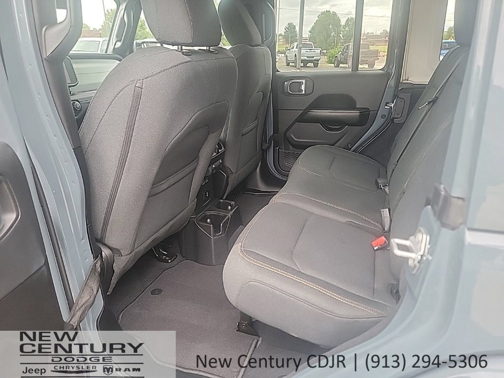 Used 2026 Jeep Wrangler Unlimited Sahara AWD/4WD image 16