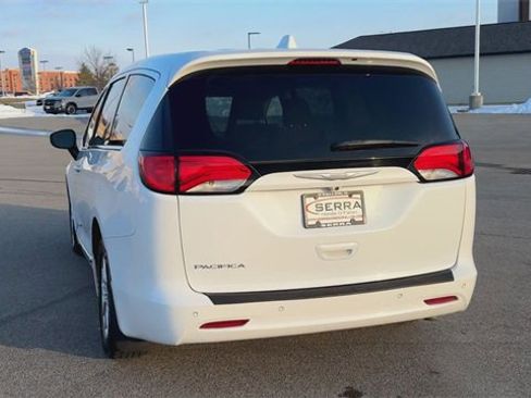 Used 2017 Chrysler Pacifica Touring image 7