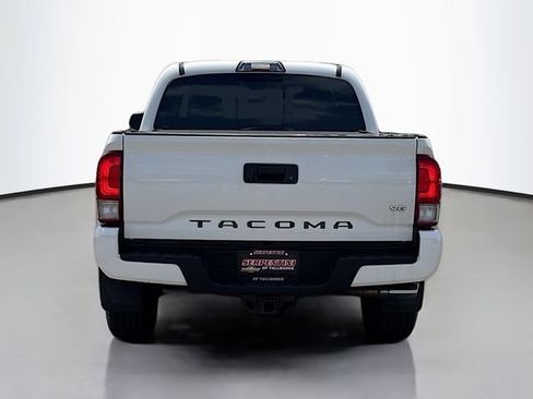Used 2017 Toyota Tacoma TRD Sport AWD/4WD image 7