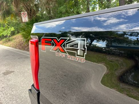 Used 2018 Ford F250 XLT w/ XLT Premium Package AWD/4WD image 11