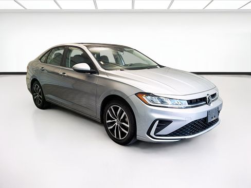 Used 2025 Volkswagen Jetta SE FWD image 3