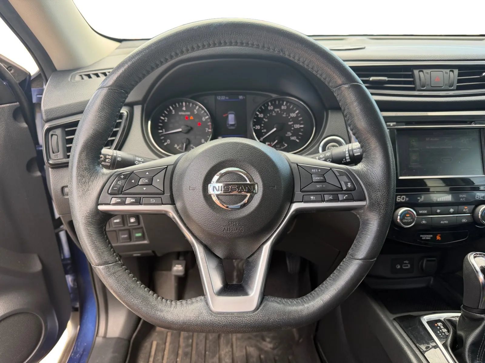 Used 2018 Nissan Rogue SV w/ Premium Package FWD image 11