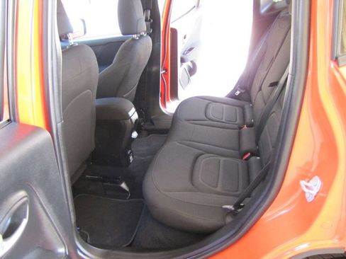 Used 2020 Jeep Renegade Latitude w/ Popular Equipment Group image 17