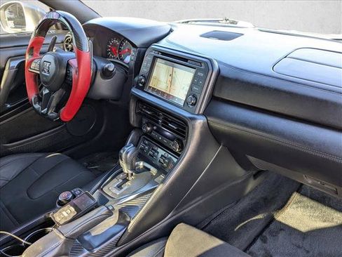 Used 2017 Nissan GT-R Premium image 18