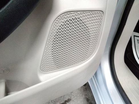 Used 2024 Chrysler Pacifica Touring-L image 20