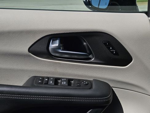 Used 2024 Chrysler Pacifica Touring-L FWD image 25
