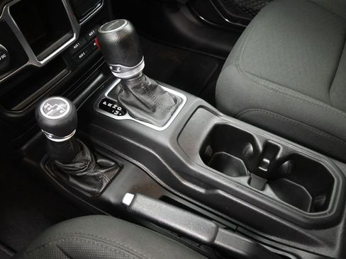 Used 2021 Jeep Gladiator Sport image 9