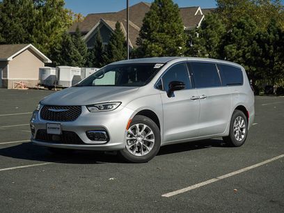 New 2026 Chrysler Pacifica Select