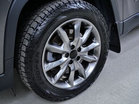 Used 2019 Jeep Cherokee Limited AWD/4WD image 12