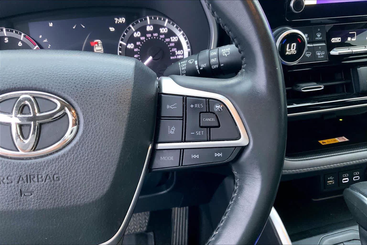 Used 2023 Toyota Highlander XLE FWD image 22