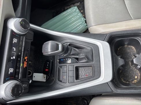 Used 2019 Toyota RAV4 XLE Premium image 9