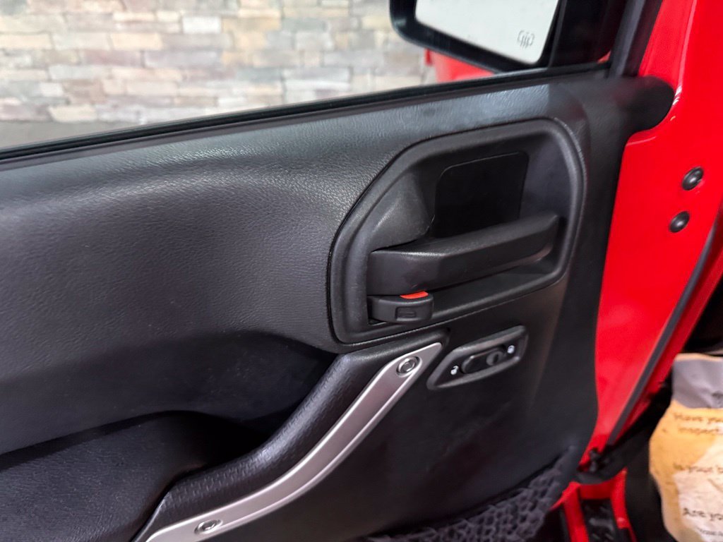 Used 2018 Jeep Wrangler Unlimited Sahara w/ Connectivity Group AWD/4WD image 12