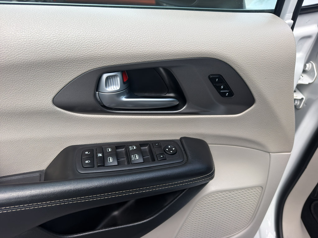 Used 2023 Chrysler Pacifica Touring-L FWD image 13