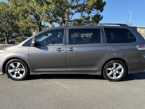Used 2013 Toyota Sienna SE w/ Premium Pkg w/Entune FWD image 3