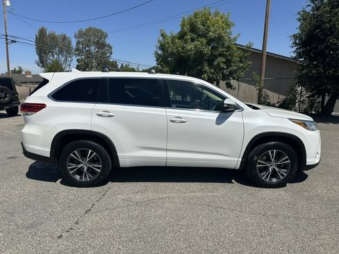 Used 2017 Toyota Highlander Plus FWD image 14