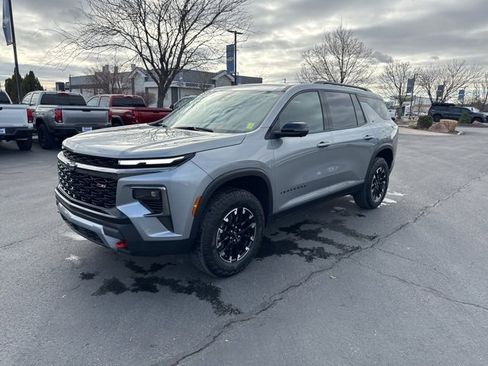 Used 2024 Chevrolet Traverse Z71 image 3