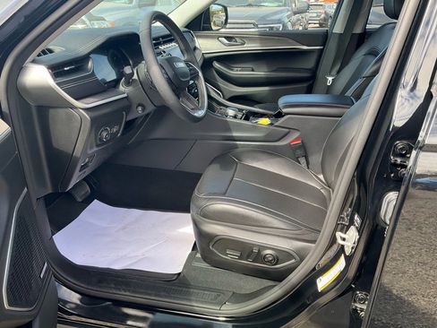 Used 2023 Jeep Grand Cherokee Limited w/ Luxury Tech Group II image 5