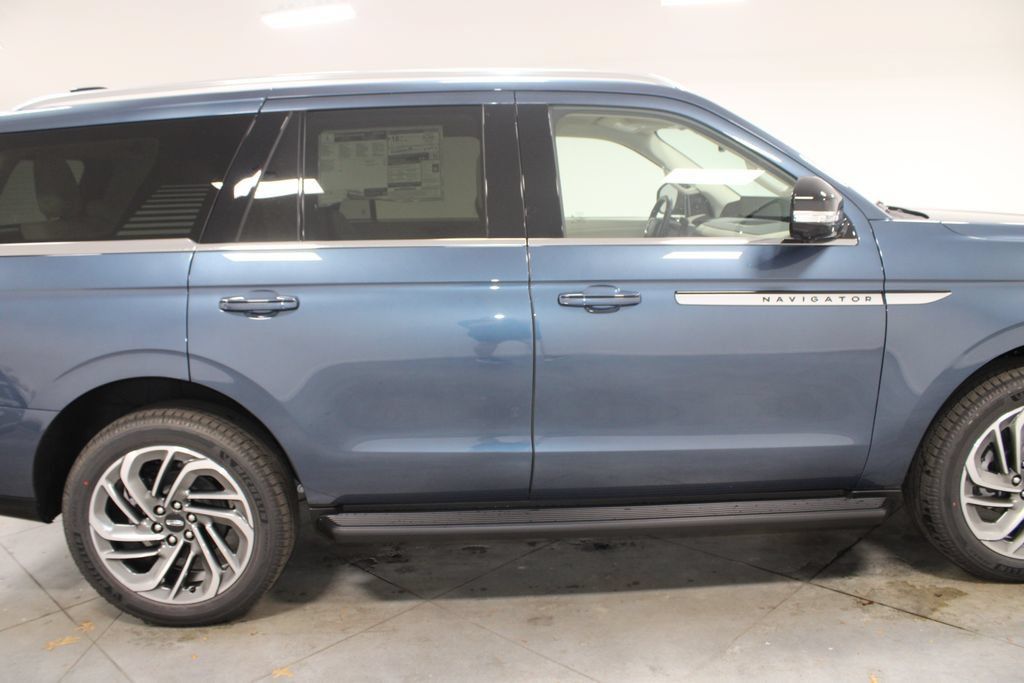 New 2027 Lincoln Navigator Premiere RWD image 10