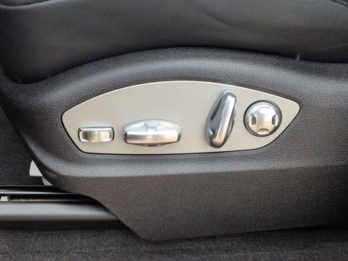 Used 2024 Porsche Macan AWD/4WD image 17
