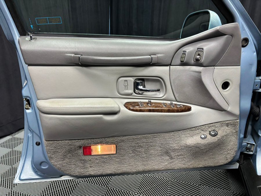 Used 1997 Lincoln Town Car Executive RWD image 24