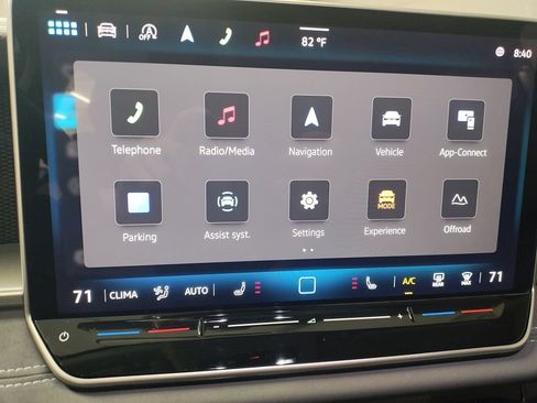 Used 2025 Volkswagen Tiguan SE AWD/4WD image 28