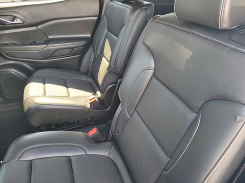 Used 2022 GMC Acadia SLT w/ Technology Package FWD image 11