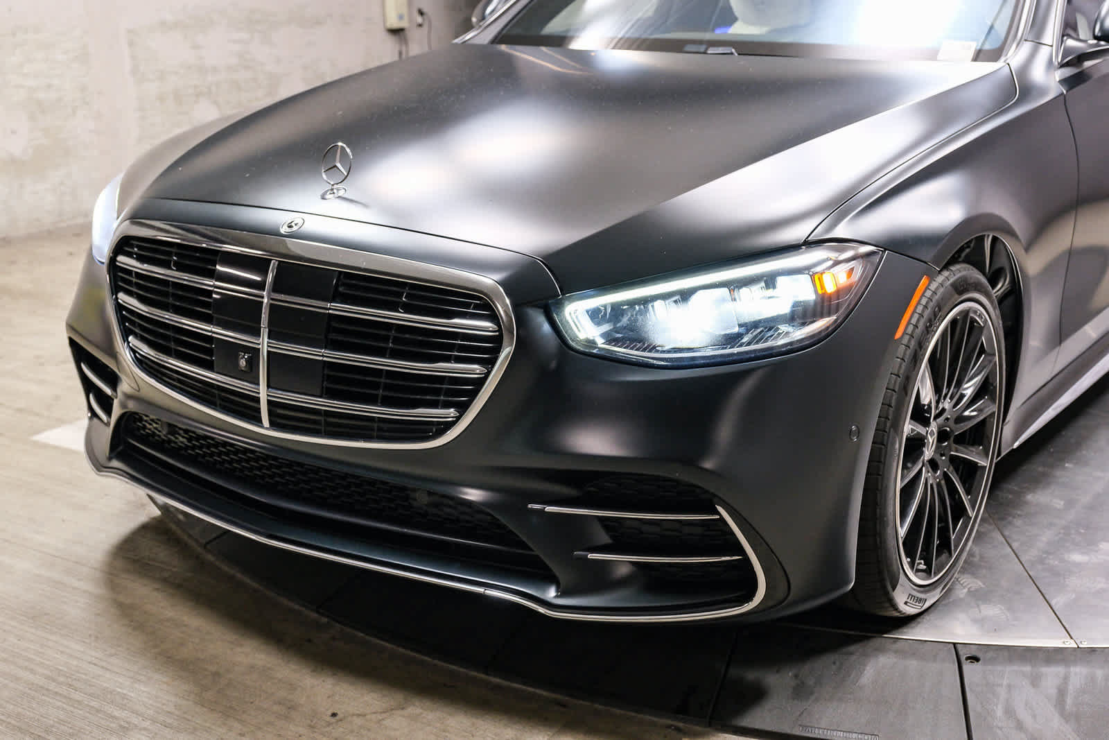Used 2022 Mercedes-Benz S 580 4MATIC Sedan w/ AMG Line Package image 11