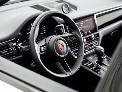 Used 2025 Porsche Macan image 9
