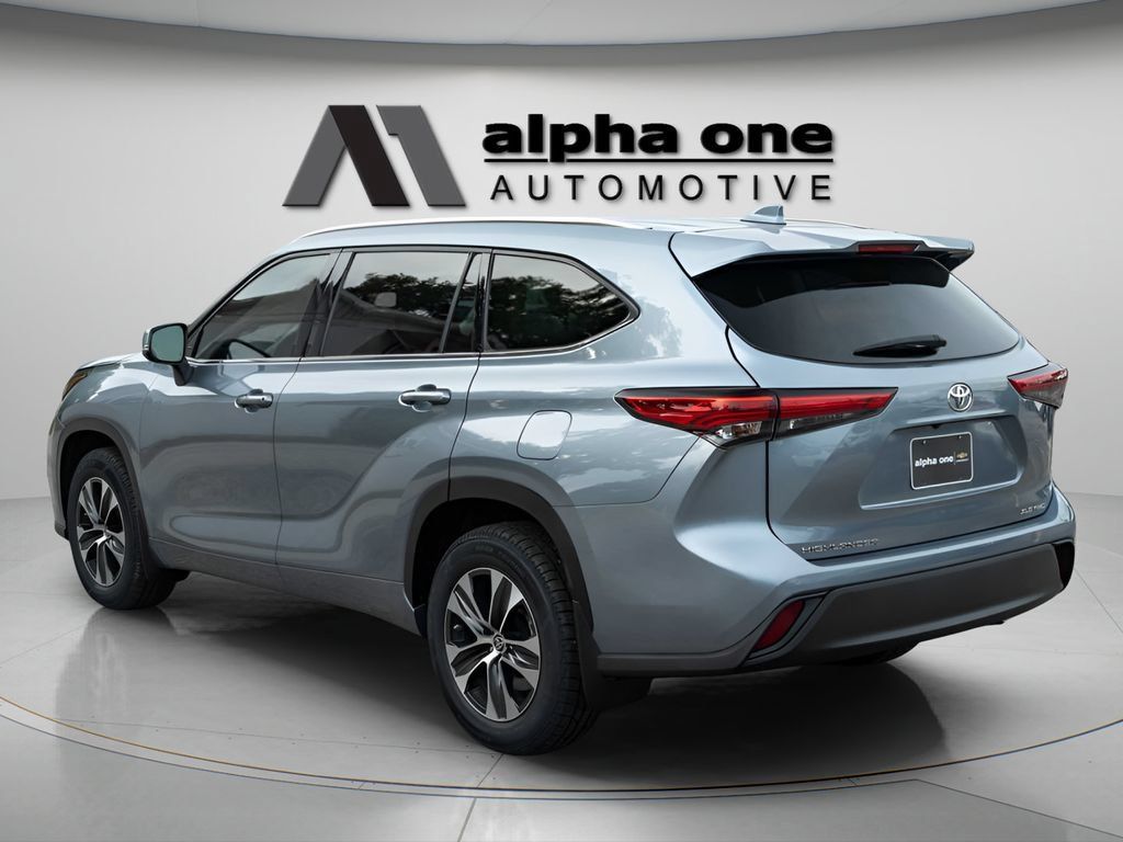 Used 2020 Toyota Highlander XLE AWD/4WD image 10