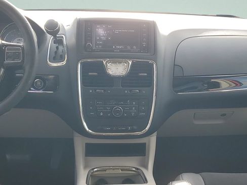 Used 2014 Chrysler Town & Country Touring-L FWD image 15