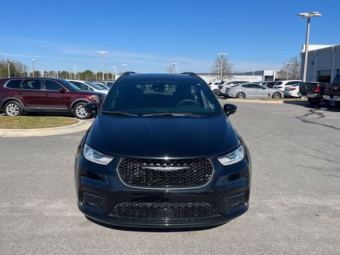 Used 2025 Chrysler Pacifica Limited image 3
