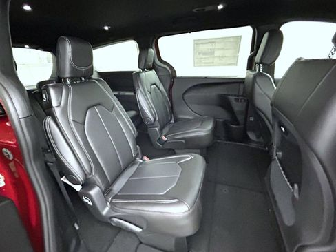 New 2026 Chrysler Pacifica Select image 17