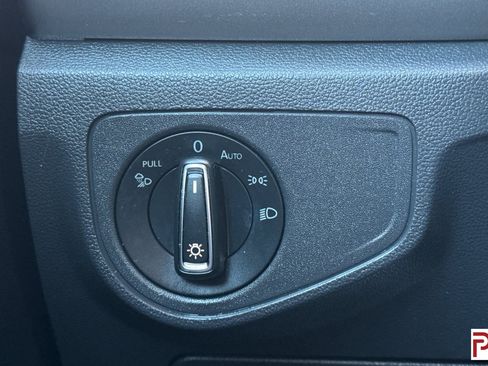 Used 2020 Volkswagen Atlas Cross Sport SE image 33