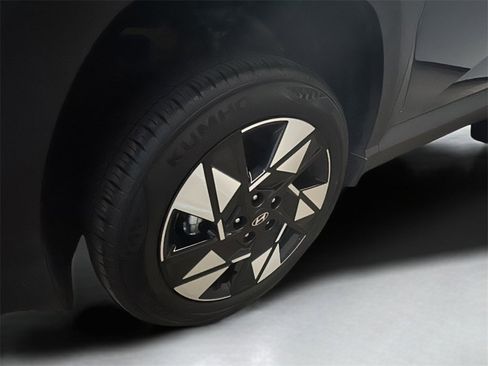 Certified 2025 Hyundai Kona SEL image 4