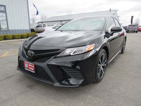 Used 2018 Toyota Camry SE image 1
