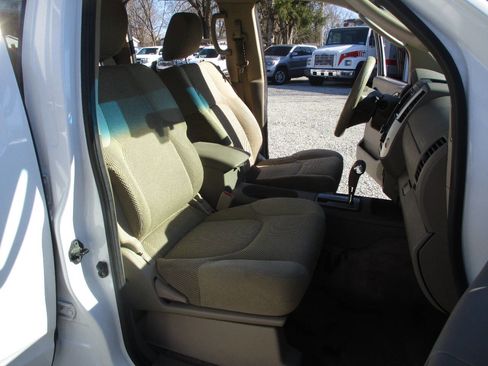 Used 2010 Nissan Frontier SE image 18