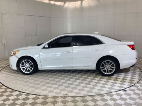 Used 2016 Chevrolet Malibu LT w/ Sun And Convenience Package FWD image 2