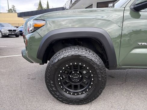 Used 2021 Toyota Tacoma TRD Off-Road w/ TRD Premium Off Road Package AWD/4WD image 2