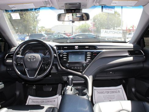 Used 2018 Toyota Camry SE FWD image 19